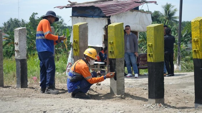 PT KAI Divre I Sumut tutup permanen perlintasan rel liar di Perbaungan.