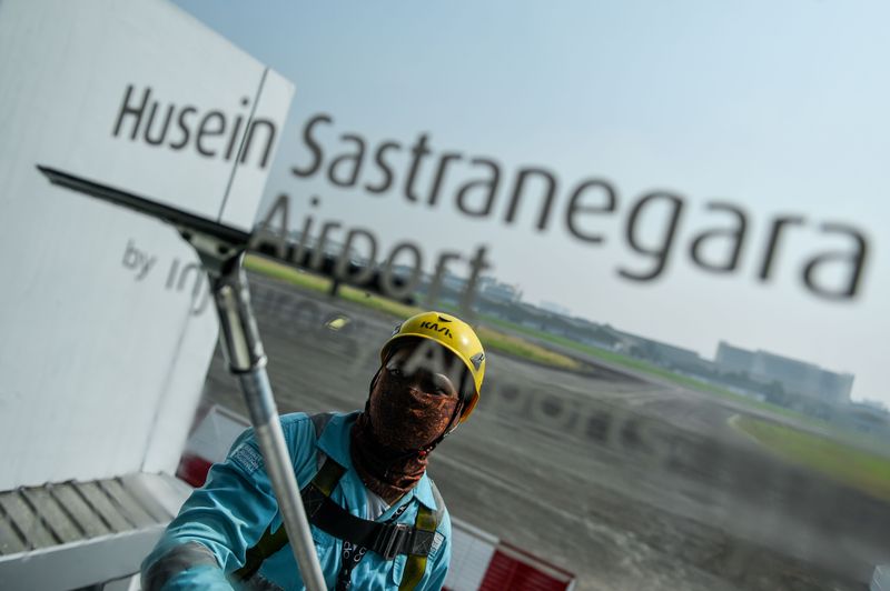 Persiapan Bandara Husein Sastranegara jelang pengoperasian Petugas melakukan pemeriksaan mesin check in mandiri di Bandara Husein Sastranegara, Bandung, Jawa Barat, Jumat (7/8/2025). PT. Angkasa Pura Indonesia (Persero) tengah melakukan persiapan fasilitas penunjang jelang pengoperasian kembali pesawat jet berbadan sedang komersil secara reguler di Bandara Husein Sastranegara yang direncanakan akan beroperasi pada 14 Agustus 2026 mendatang. ANTARA FOTO/Raisan Al Farisi/foc.