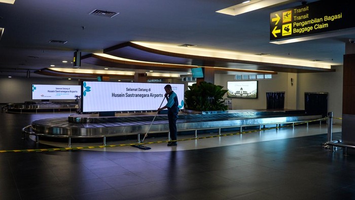 Petugas melakukan pemeriksaan mesin check in mandiri di Bandara Husein Sastranegara, Bandung, Jawa Barat, Jumat (7/8/2025). PT. Angkasa Pura Indonesia (Persero) tengah melakukan persiapan fasilitas penunjang jelang pengoperasian kembali pesawat jet berbadan sedang komersil secara reguler di Bandara Husein Sastranegara yang direncanakan akan beroperasi pada 14 Agustus 2026 mendatang. ANTARA FOTO/Raisan Al Farisi/foc.
