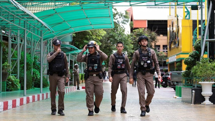 Personel kepolisian berjaga di area sekitar Sekolah Debsirin Nenthaburi menyusul insiden penembakan mematikan (REUTERS/Chalinee Thirasupa)