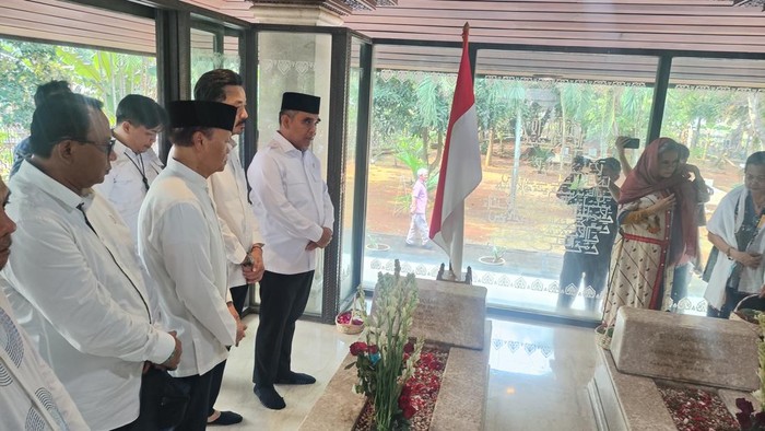 Pimpinan MPR berziarah ke makam Bung Hatta di TPU Tanah Kusir