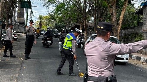 Polisi melakukan olah TKP kecelakaan beruntun yang melibatkan mikrobus dan dua sepeda motor di Jalan Laksamana, Banjar Tegal, Kecamatan Buleleng, Jumat (7/8/2026). (Foto: Polres Buleleng)