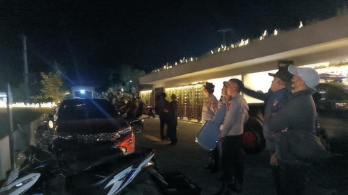 Polisi mengatensi drone misterius yang terbang saat tengah malam di wilayah Kecamatan Baturiti, Tabanan, Bali. (Foto: Dok. Istimewa)