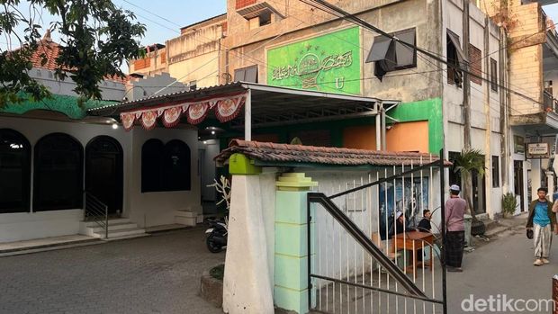 Ponpes Bahrul Ulum Tambakberas Jombang Kediaman KH Abdul Wahab Hasbullah di Gang Pondok, Dusun Tambakberas, Desa Tambakrejo, Kecamatan/Kabupaten Jombang