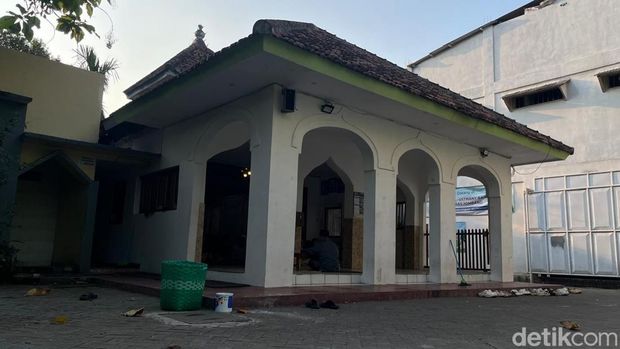 Ponpes Bahrul Ulum Tambakberas Jombang Masjid Al Ustmany terletak di lingkungan Ribath Al Ustmany, PP Bahrul Ulum
