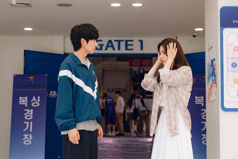 Potongan gambar drama Korea Netflix Our Sticky Love. Potongan gambar drama Korea Netflix Our Sticky Love.
