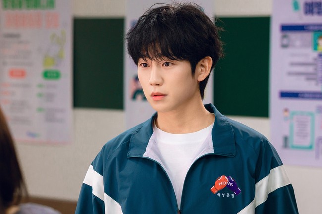 Di urutan keempat daftar aktor terpopuler bulan Agustus 2026, ada Jung Hae In yang menampilkan chemistry-nya bersama Ha Young di Our Sticky Love. Dalam drama komedi-romantis ini, ia diceritakan mengaku-ngaku sebagai pacar dari cinta pertamanya yang amnesia. Foto: dok. Netflix