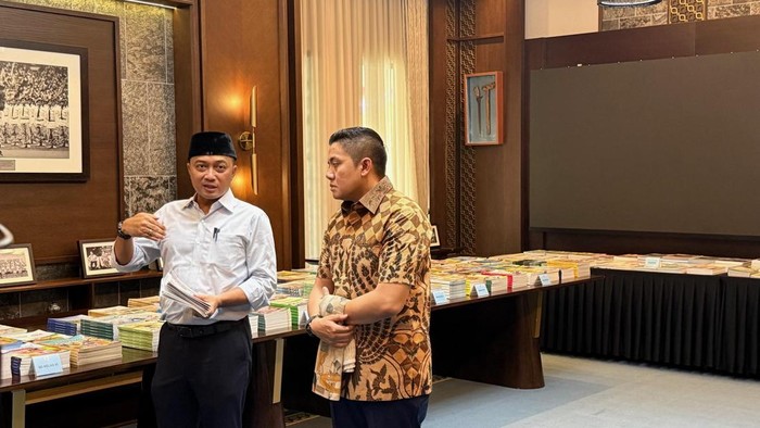 Menteri Sekretaris Negara (Mensesneg) Prasetyo Hadi dan Sekretaris Kabinet (Seskab) Teddy Indra Wijaya di kompleks Istana Kepresidenan, Jakarta, Kamis (7/8/2026).