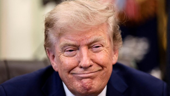 U.S. President Donald Trump reacts during an event to sign executive orders related to birthright citizenship and the polysilicon industry, in the Oval Office at the White House in Washington, D.C., U.S., August 6, 2026. REUTERS/Evelyn Hockstein     