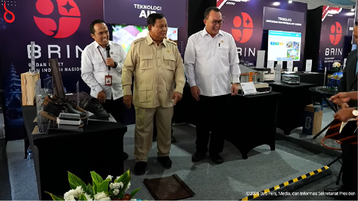 Presiden Prabowo Subianto menguji kekuatan genteng buatan BRIN.