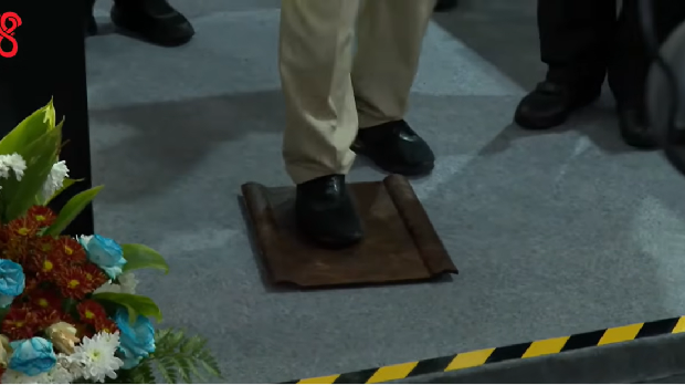 Presiden Prabowo Subianto menguji kekuatan genteng buatan BRIN.