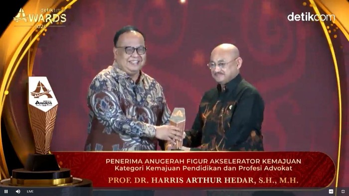 Prof Harris Arthur Hedar menerima penghargaan detiktimur Awards 2026