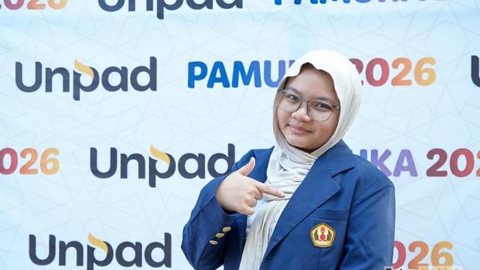 Queenzha Khayraanis Sivgiya, maba termuda Unpad berusia 15 tahun.