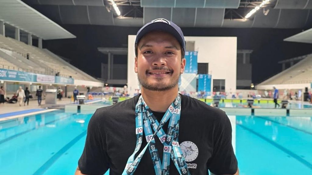 Randy Pangalila Kalungi 3 Medali Silver Kejuaraan Renang, Definisi Artis Atlet