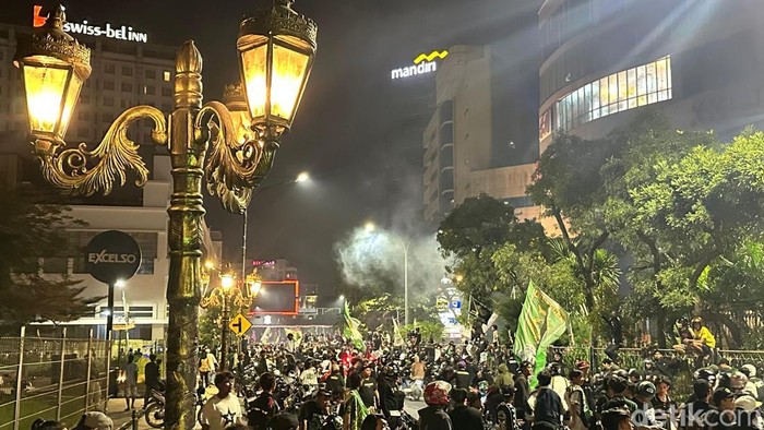 Ribuan Bonek konvoi Persebaya Piala Presiden 2026 di Jalan Gubernur Suyo Surabaya