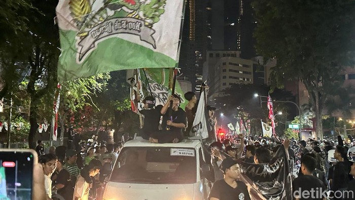 Ribuan Bonek konvoi Persebaya Piala Presiden 2026 di Jalan Gubernur Suyo Surabaya