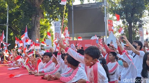 Ribuan pelajar asal Mataram mengibarkan Bendera Merah Putih di simpang empat Jalan Pejanggik, Kota Mataram, Jumat (7/8/2026). Nathea Citra/detikBali