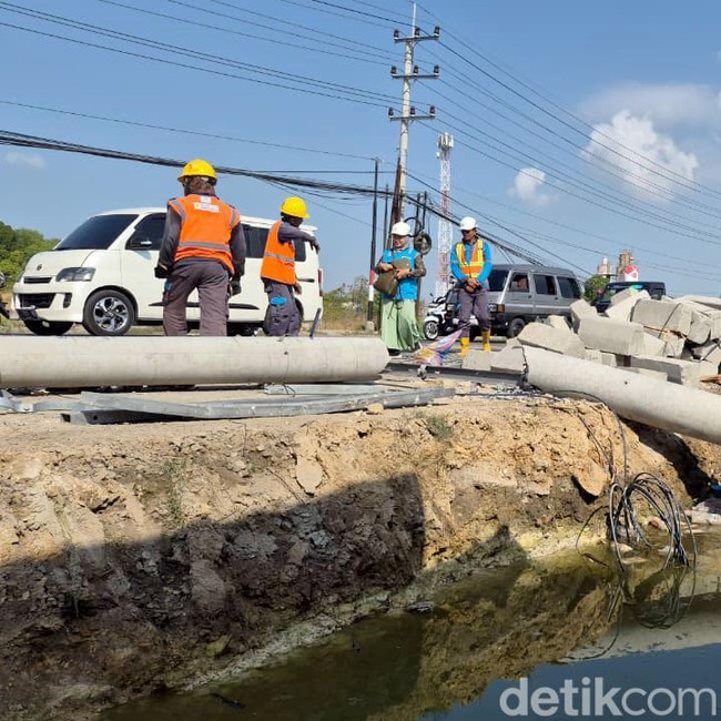 Evakuasi 10 Tiang Listrik Roboh di Gresik