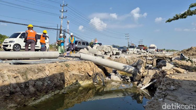 Evakuasi 10 Tiang Listrik Roboh di Gresik
