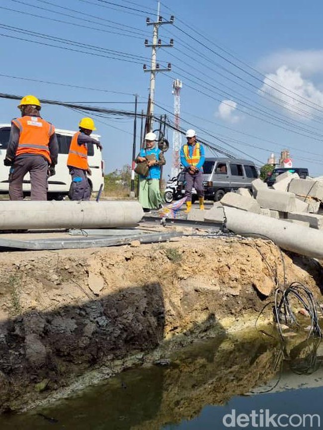 Evakuasi 10 Tiang Listrik Roboh di Gresik