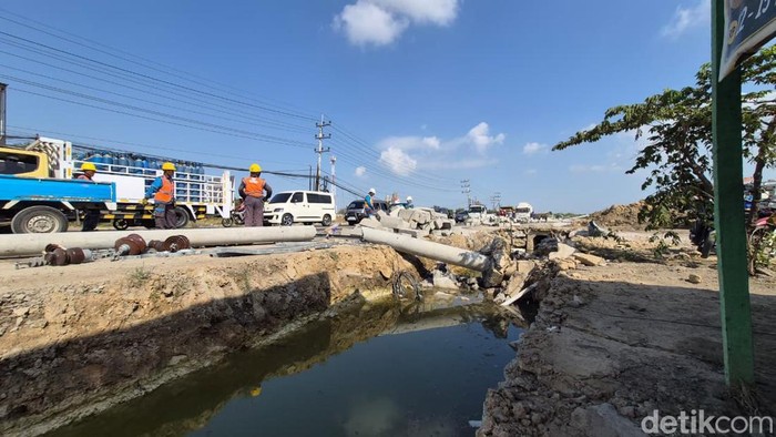 Sebanyak 10 tiang listrik roboh di jalur Manyar menuju kawasan JIIPE, Gresik