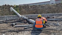 Beberapa menit kemudian, terdengar suara benturan keras dari lokasi proyek. Saat diperiksa, sebanyak 10 tiang listrik diketahui telah roboh ke badan jalan. 