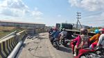 Evakuasi 10 Tiang Listrik Roboh di Gresik