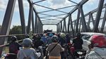 Evakuasi 10 Tiang Listrik Roboh di Gresik
