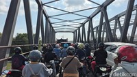 Kemacetan imbas 10 tiang listrik roboh tersebut hingga mencapai jembatan Manyar.