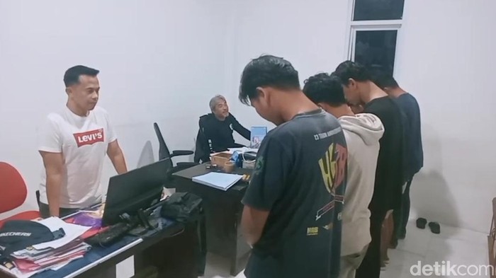 Sejumlah pelaku perusakan mobil di Maros saat diperiksa polisi.