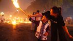 Semarak Festival Obor Suku Yi, Warga dan Wisatawan Menari Bersama