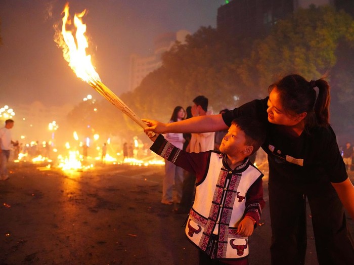 XINYU, CHINA - AUGUST 06: Tourists hold torches during a parade at the 2026 Hushan Duzeli Tangxia Yi Torch Festival on August 6, 2026 in Xinyu, Jiangxi Province of China. The torch festival is a traditional celebration of the Yi ethnic group, usually held around the 24th day of the sixth month on the Chinese lunar calendar each year. (Photo by Liu Lixin/China News Service/VCG via Getty Images)