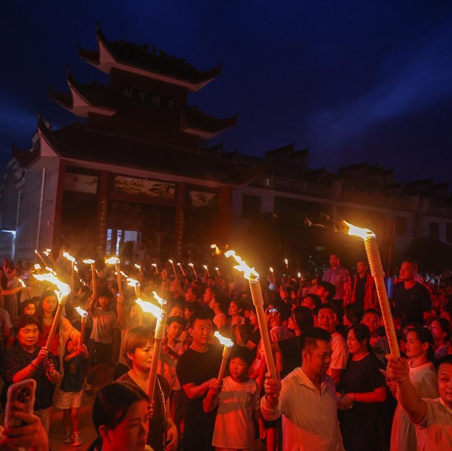 Semarak Festival Obor Suku Yi, Warga dan Wisatawan Menari Bersama
