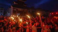Semarak Festival Obor Suku Yi, Warga dan Wisatawan Menari Bersama