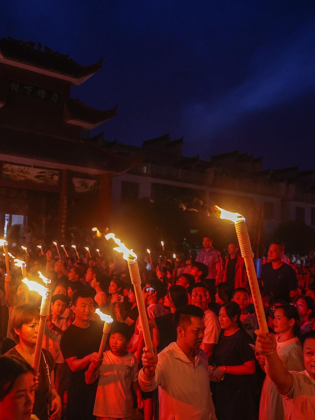 Semarak Festival Obor Suku Yi, Warga dan Wisatawan Menari Bersama
