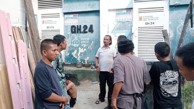 Suasana di Sunter Agung, Jakarta Utara (Jakut), mendadak gaduh. Seorang pria ditarik paksa dari gardu PLN karena diduga hendak mencuri kabel listrik. (dok Istimewa)