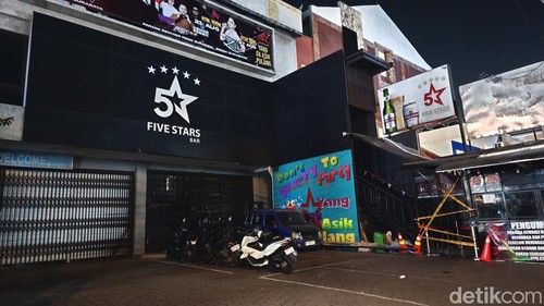 Suasana Five Stars Club, Denpasar sehari pascapenggerebekan Dirtipidnarkoba Bareskrim Polri, Jumat (7/8/2026).