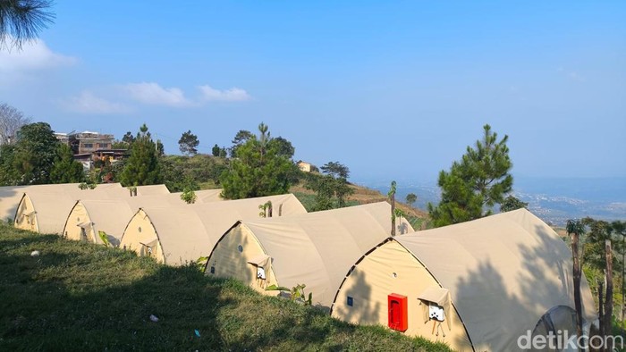 Suasana tempat glamping Embun Sangga Langit Kuningan.