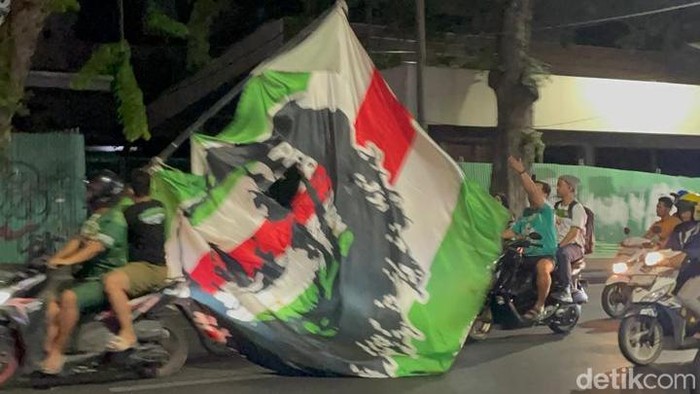 Suporter Persebaya euforia merayakan kemenangan klub kesayangannya di Piala Presiden 2026.
