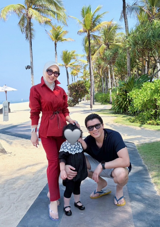 Syahrini membagikan foto-foto keseruannya selama liburan di Bali bersama keluarga ke akun Instagram. Tampil harmonis, Syahrini berpose bersama suaminya, Reino Barack dan putri mereka yang kerap dipanggil Baby Princess R. Foto: Instagram/@princessyahrini