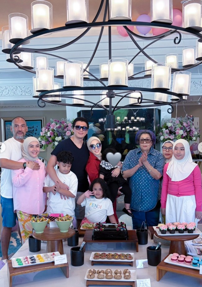 Keluarga besar Syahrini, termasuk adiknya, Aisyahrani juga ikut berlibur bersama. Selain sekedar berlibur, momen tersebut sekaligus untuk merayakan ulang tahun putri semata wayang Syahrini. Foto: Instagram/@princessyahrini