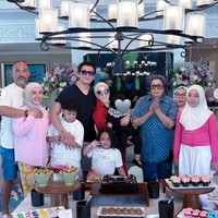 Keluarga besar Syahrini, termasuk adiknya, Aisyahrani juga ikut berlibur bersama. Selain sekedar berlibur, momen tersebut sekaligus untuk merayakan ulang tahun putri semata wayang Syahrini. Foto: Instagram/@princessyahrini