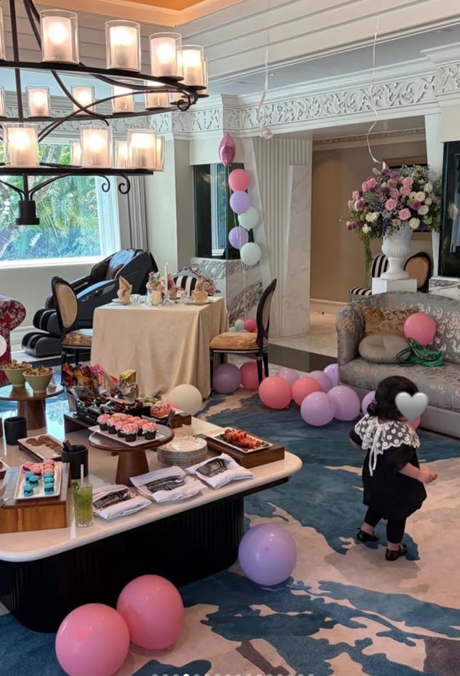 Lahir pada 1 Agustus 2024, saat ini Baby Princess R diketahui sudah genap berusia 2 tahun. Sayangnya Syahrini dan Reino masih kompak tak memperlihatkan wajah sang putri ke publik. Foto: Instagram/@princessyahrini