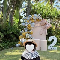 Meski wajahnya tertutup stiker, namun terlihat bahwa putri Syahrini memiliki rambut hitam yang ikal. Kenakan outfit serba hitam, penampilan Baby Princess R tampak menggemaskan. Foto: Instagram/@princessyahrini