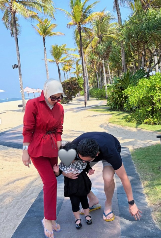 Walaupun masih kecil, putri Syahrini itu terlihat kerap didandani dengan outfit yang stylish. Seperti dalam foto, Baby Princess R kenakan atasan hitam dengan kerah lace putih dipadukan legging serta flat shoes hitam. Foto: Instagram/@princessyahrini