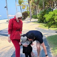 Walaupun masih kecil, putri Syahrini itu terlihat kerap didandani dengan outfit yang stylish. Seperti dalam foto, Baby Princess R kenakan atasan hitam dengan kerah lace putih dipadukan legging serta flat shoes hitam. Foto: Instagram/@princessyahrini