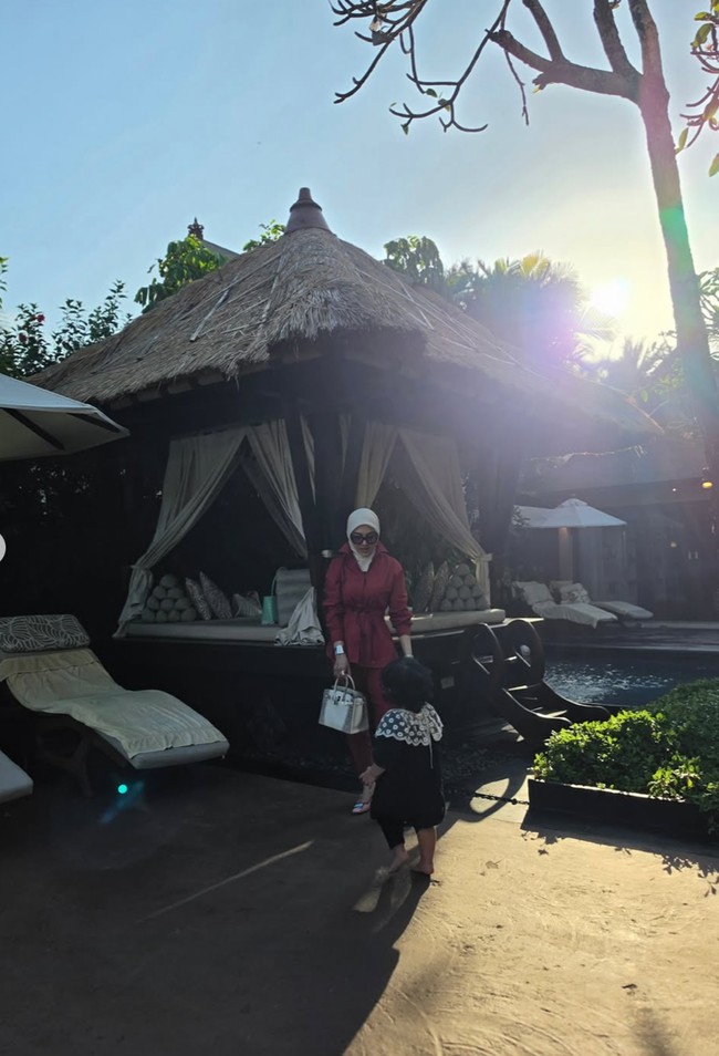 Tak sedikit netizen yang ikut dibuat gemas melihat putri Syahrini yang sudah semakin besar. Kaki nya masyallah gemoyy pisaan baby, tulis salah satu komentar. Gemesss bangett pasti dedeknya, komentar lain. Foto: Instagram/@princessyahrini