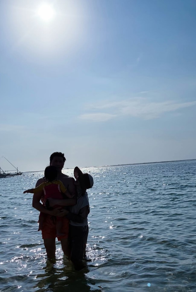 Syahrini juga memamerkan kehangatan keluarganya. Terlihat ketiganya pose bersama di pantai. Foto: Instagram/@princessyahrini