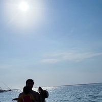 Syahrini juga memamerkan kehangatan keluarganya. Terlihat ketiganya pose bersama di pantai. Foto: Instagram/@princessyahrini