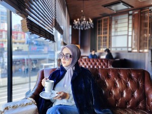 Intip Gaya Syahrini saat Hangout Menikmati Kopi dan Kue